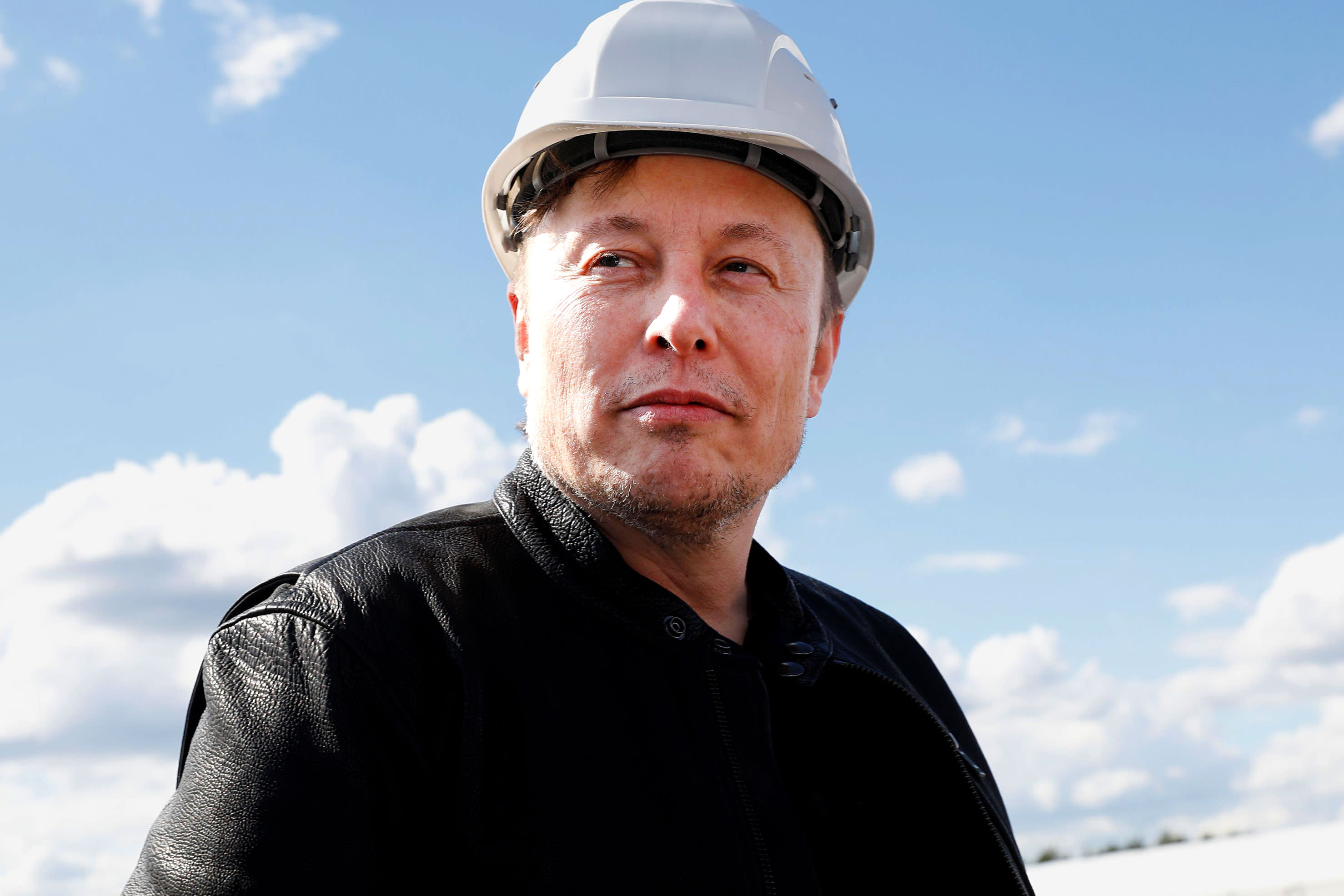 O fundador da SpaceX e CEO da Tesla, Elon Musk, visita o canteiro de obras da gigafábrica da Tesla em Gruenheide, perto de Berlim, Alemanha, em 17 de maio de 2021. O fundador da SpaceX e CEO da Tesla, Elon Musk, visita o canteiro de obras da gigafábrica da Tesla em Gruenheide, perto de Berlim, Alemanha, em 17 de maio de 2021.