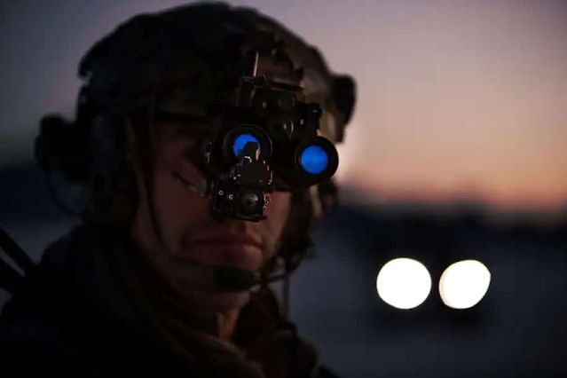 Exército dos EUA já está usando óculos de visão noturna com realidade aumentada O Elbit ENVG-B tem a aparência parecida com um binóculo com uma webcam embutida. Crédito: Elbit/Divulgação