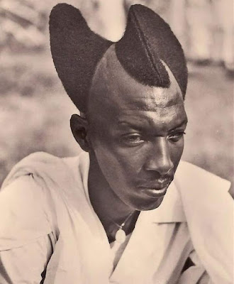 Um pouco sobre o penteado Amasunzu muito em 1923. Um pouco sobre o penteado Amasunzu muito em 1923.
