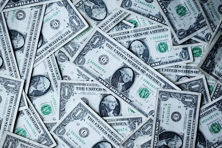 Pessoa contando moedas e notas para economizar dinheiro