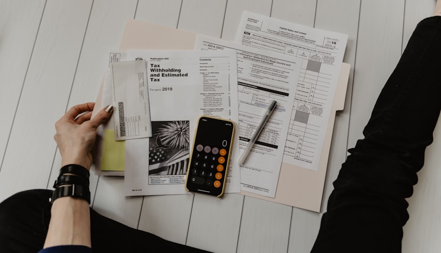 Planejamento financeiro pessoal com calculadora e notas