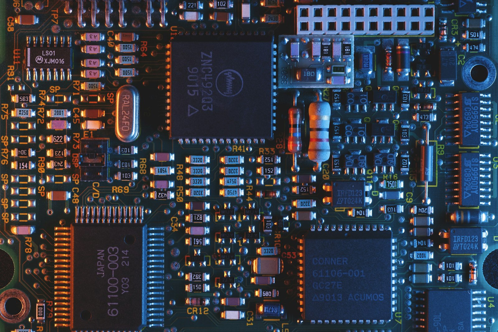 Placa de circuito e chip semicondutor representando a guerra tecnologica entre China e Ocidente