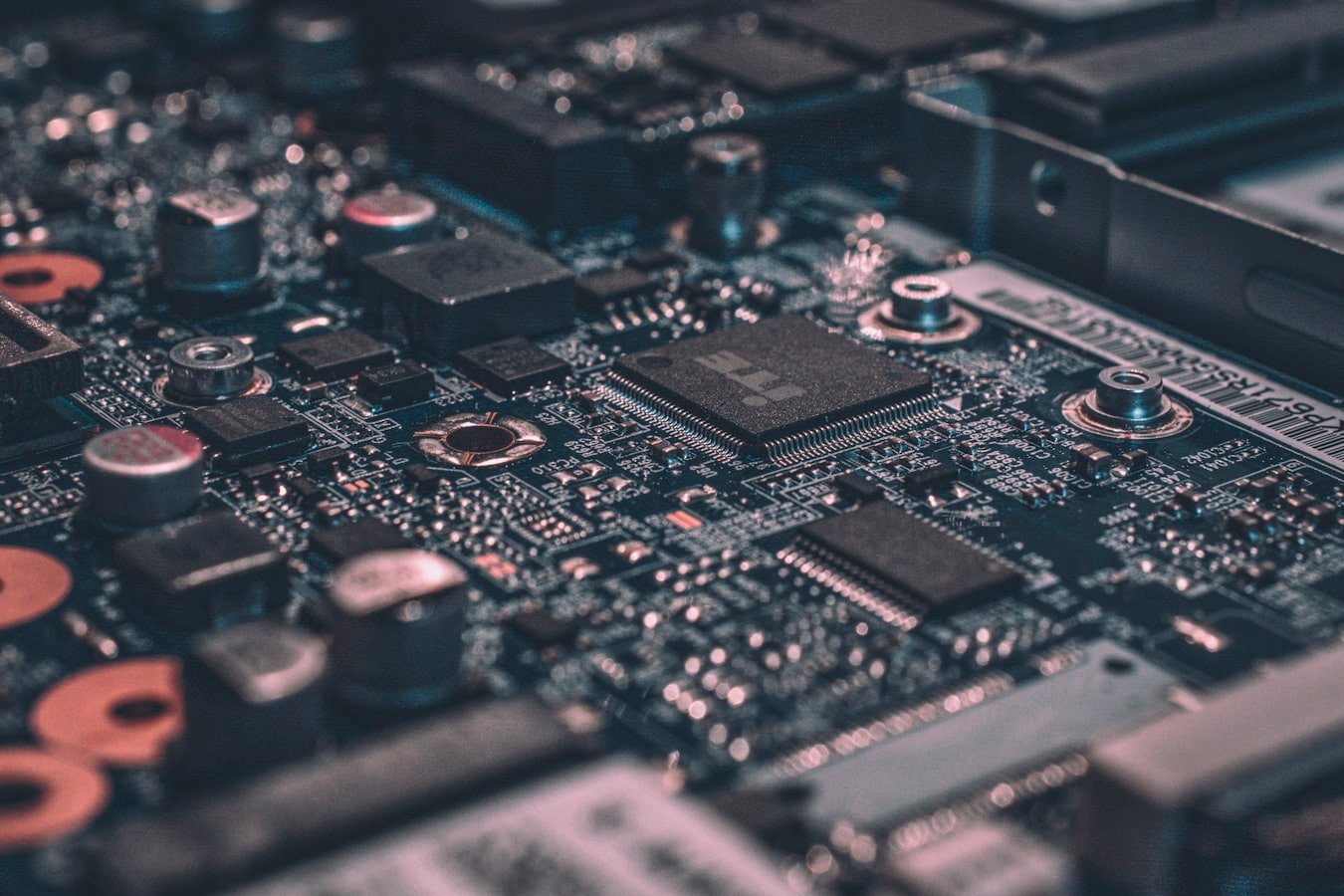 Placa de circuito com componentes eletrônicos brilhando, representando inovação tecnológica